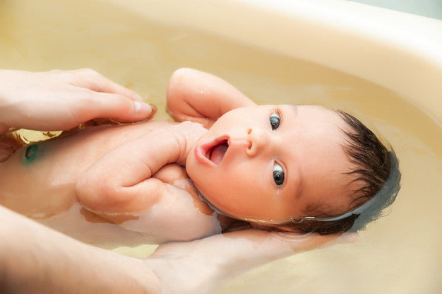 Creating A Simple Newborn & Baby Bath Time Routine